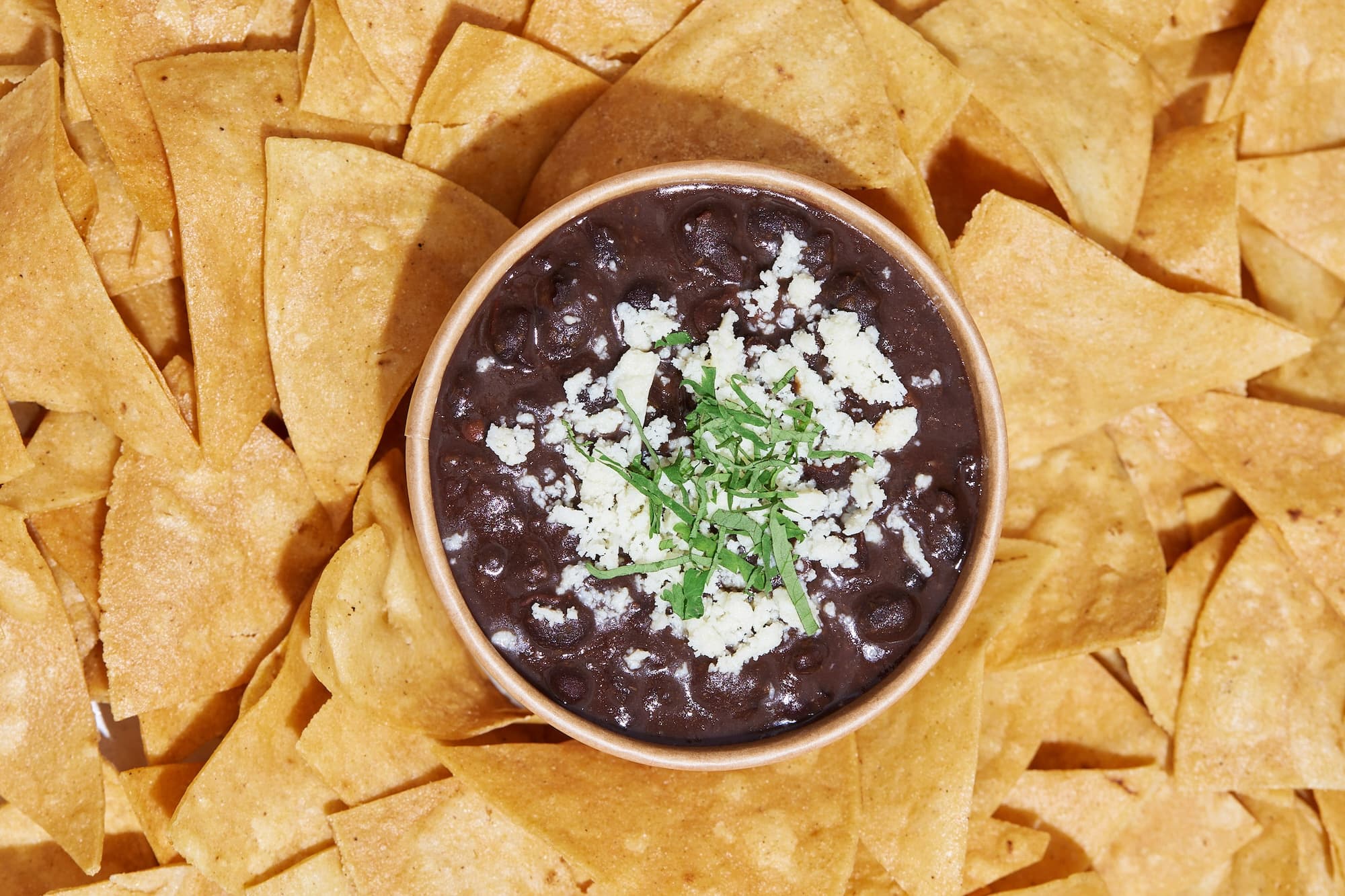 Dip de frijoles + Totopos